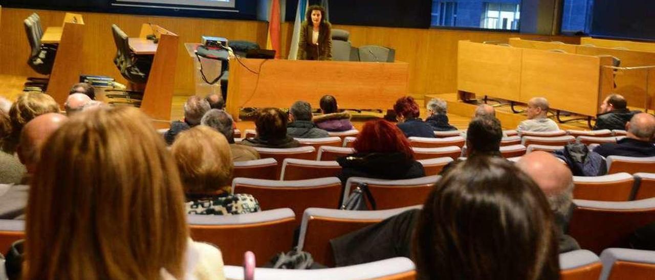 Reunión de la presidenta de Aviturga con propietarios de viviendas turísticas en Cangas. // Gonzalo Núñez