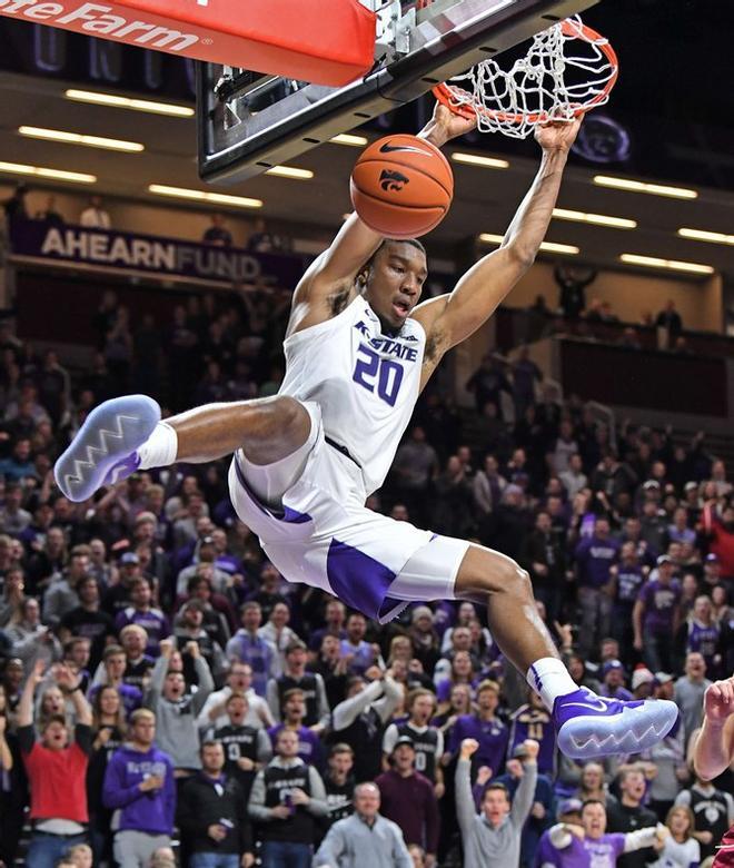 Xavier Sneed # 20 de los Wildcats del estado de Kansas anota con un slam dunk contra los Denver Pioneers durante la segunda mitad del partido en el Coliseo Bramlage en Manhattan.