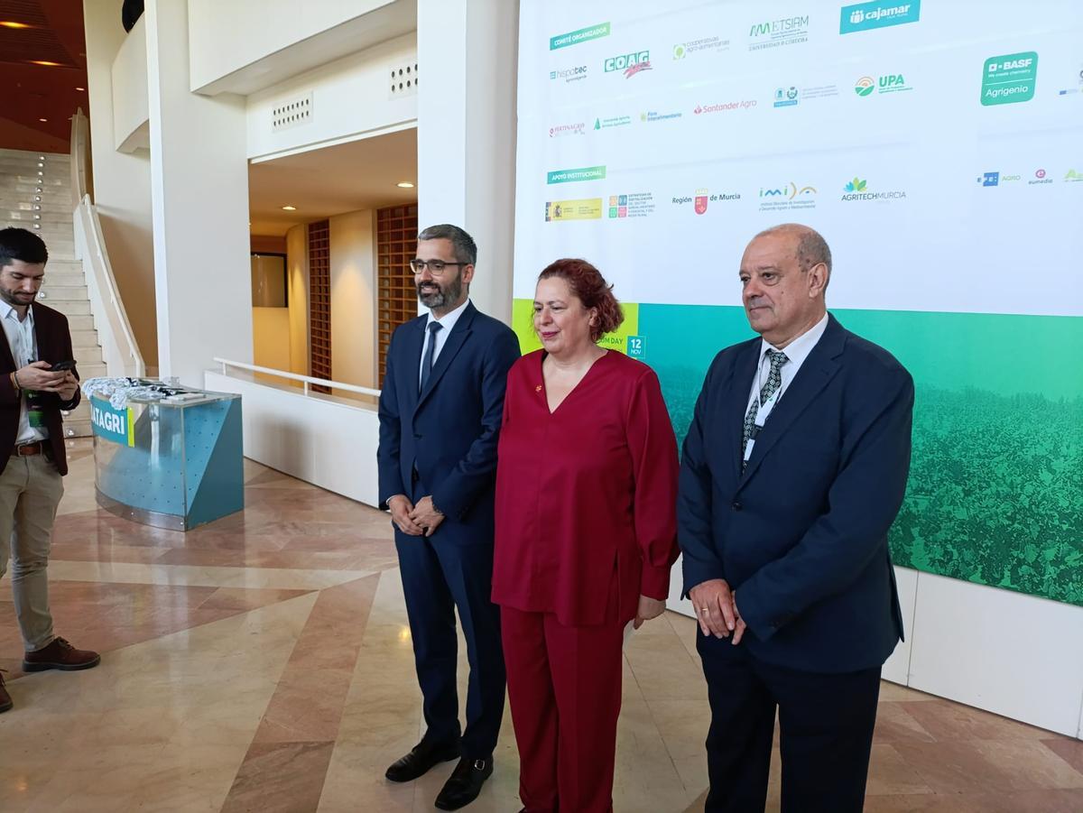 La secretaria de Estado de Agricultura, Begoña García, junto al delegado del Gobierno, Francisco Lucas, y el presidente del Foro Datagri, José Luis Miguel.