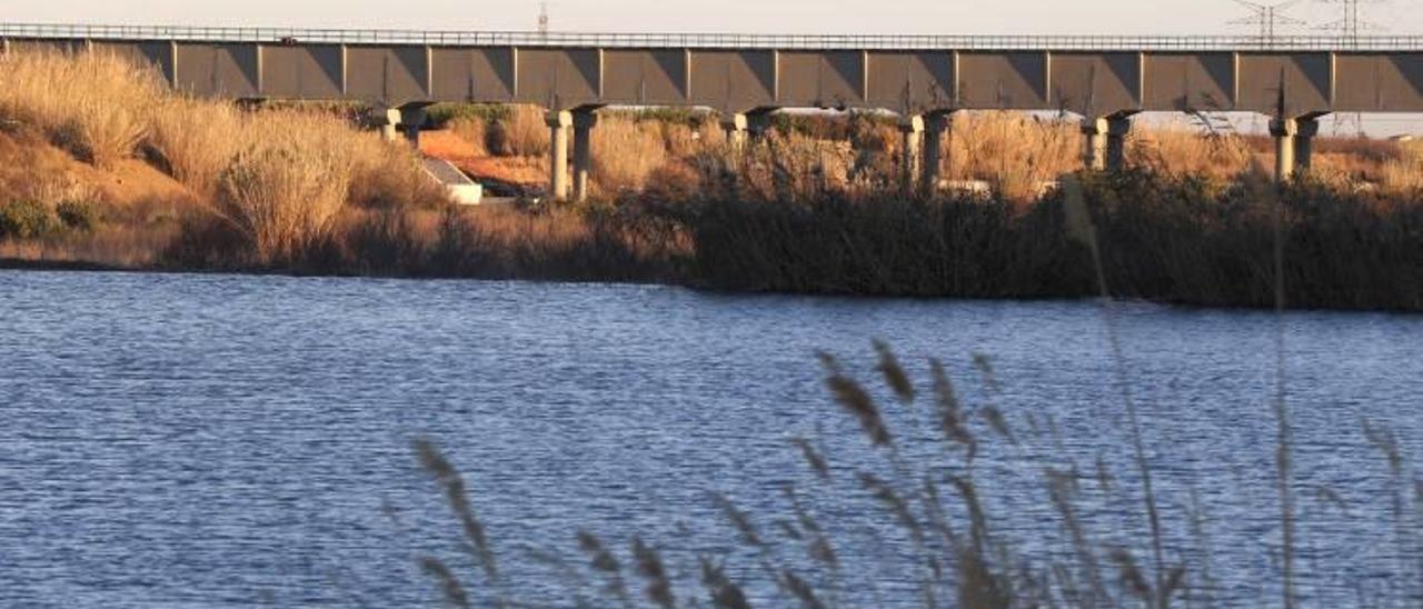 Cauce del Magro a su paso por Carlet con el Canal Júcar-Turia al fondo en un imagen de archivo.