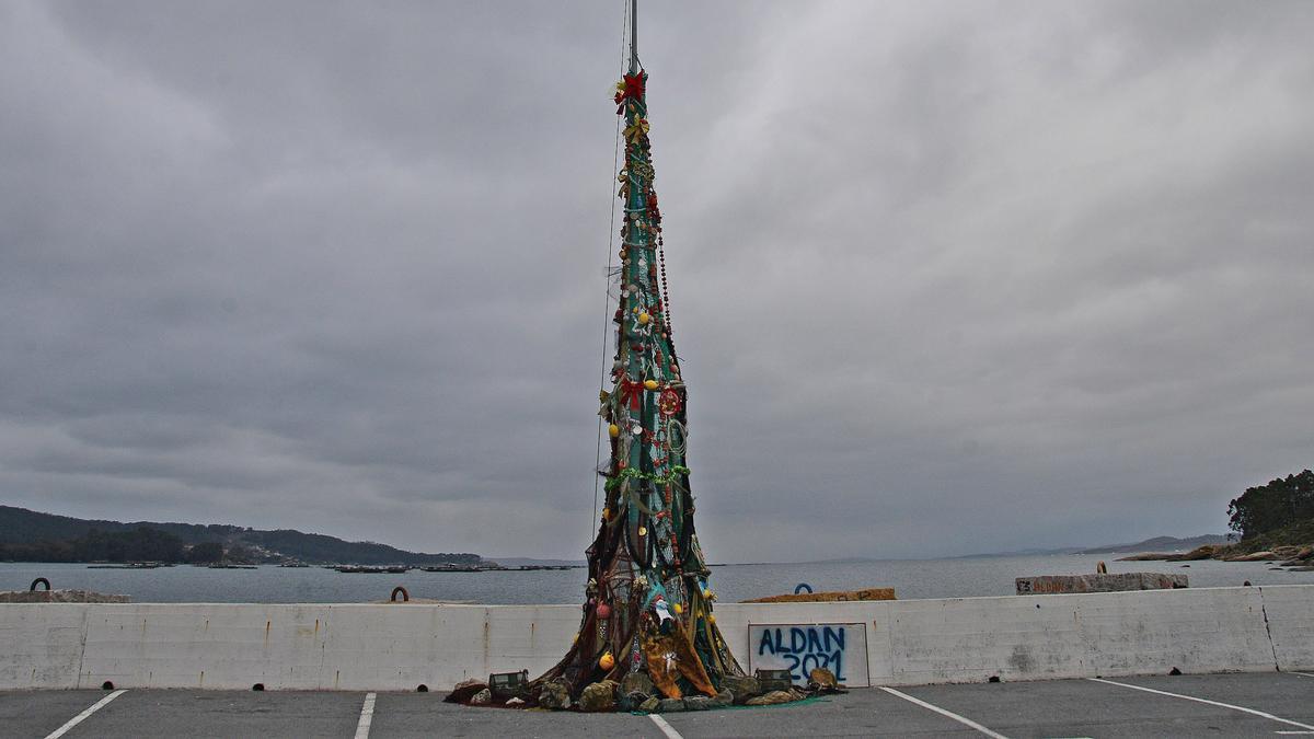 Las redes pesqueras que forman el árbol de Navidad en Aldán.