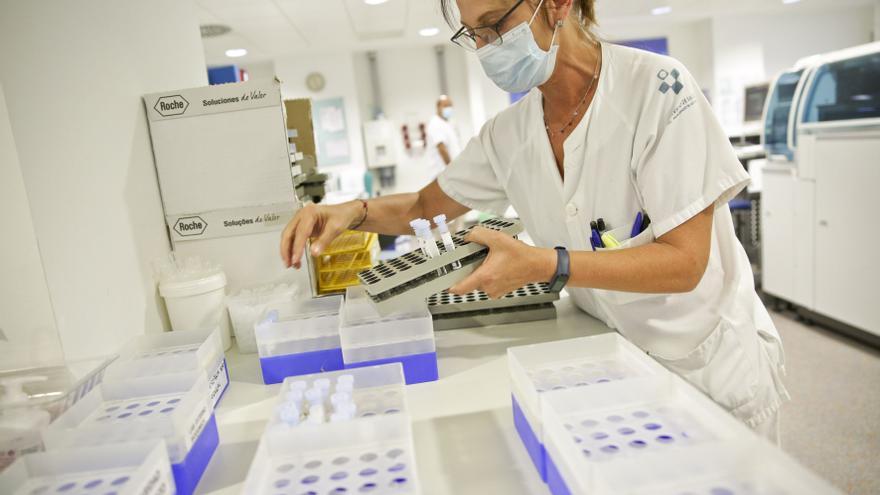 Asturias confirma 9 casos de la variante ómicron y estudia otros 40 sospechosos en el día con más contagios de coronavirus desde hace más de un año
