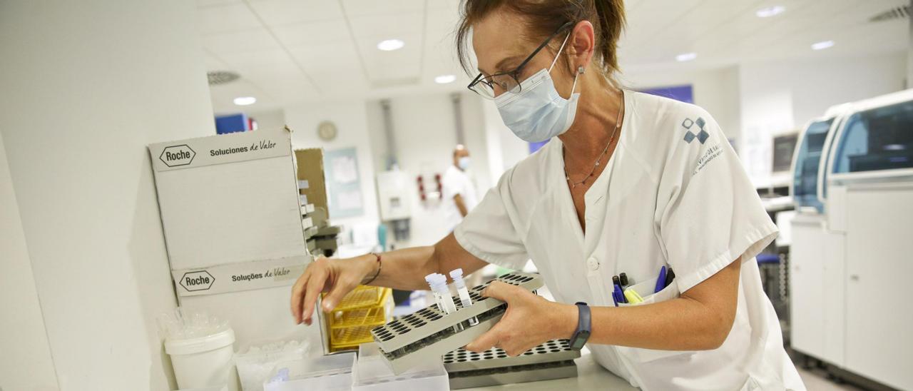 María José Suárez en el laboratorio del HUCA