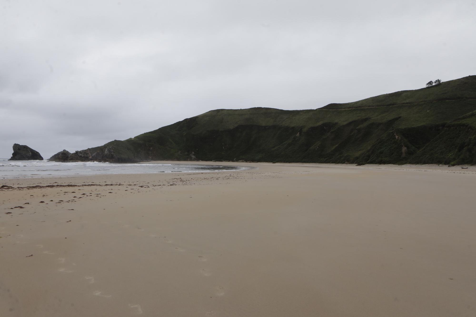 Así es Torimbia, la playa en la que a veces toca taparse