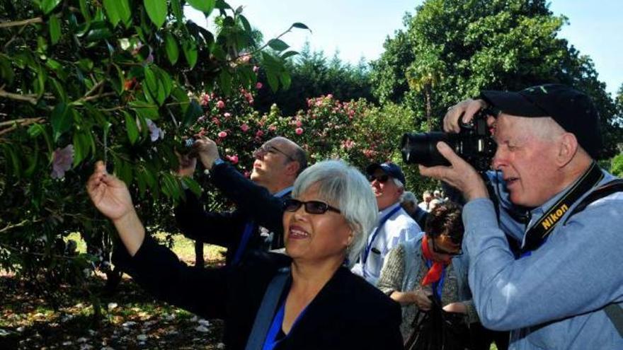 Una visita de los congresistas al pazo de Rubiáns, en Vilagarcía.  // Iñaki Abella