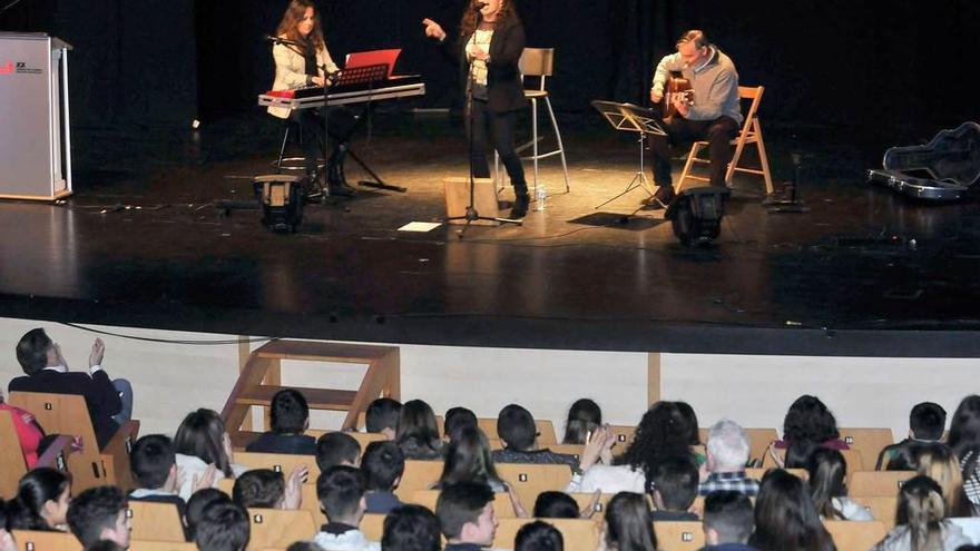 La actuación de Anabel Santiago en la Casa de Cultura de Mieres.