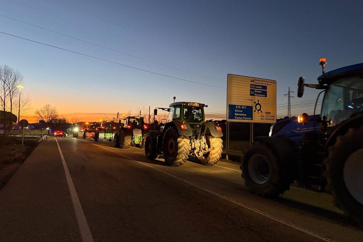 Els tractors emprenent la marxa cap a Barcelona.