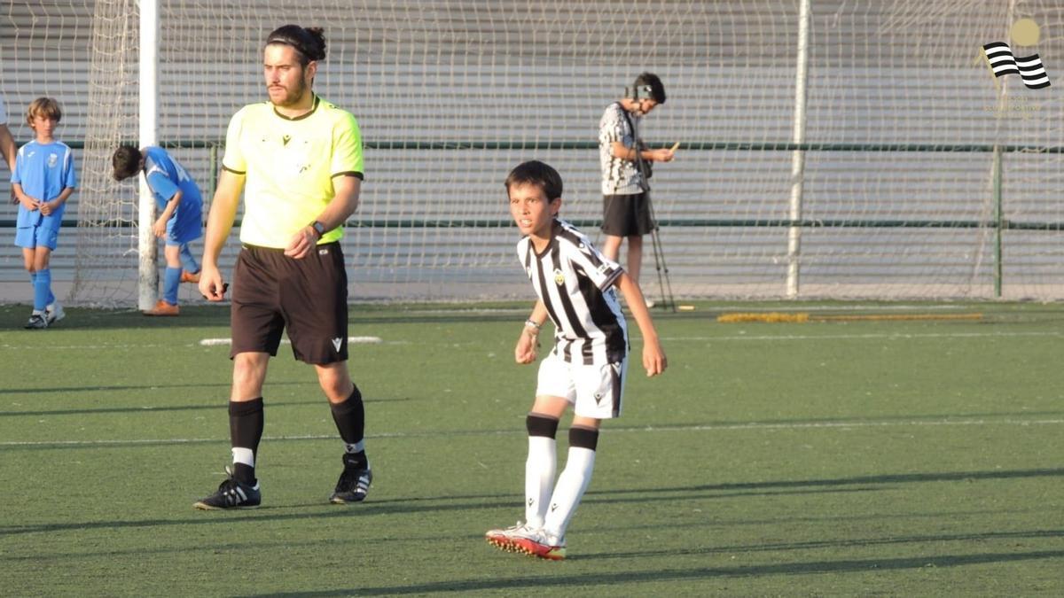 Los dos protagonistas: el árbitro Carlos Casado y el jugador Noel Oliver, que vio la tarjeta verde.