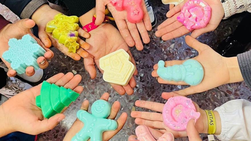 El viernes hubo un taller de jabones de Navidad.