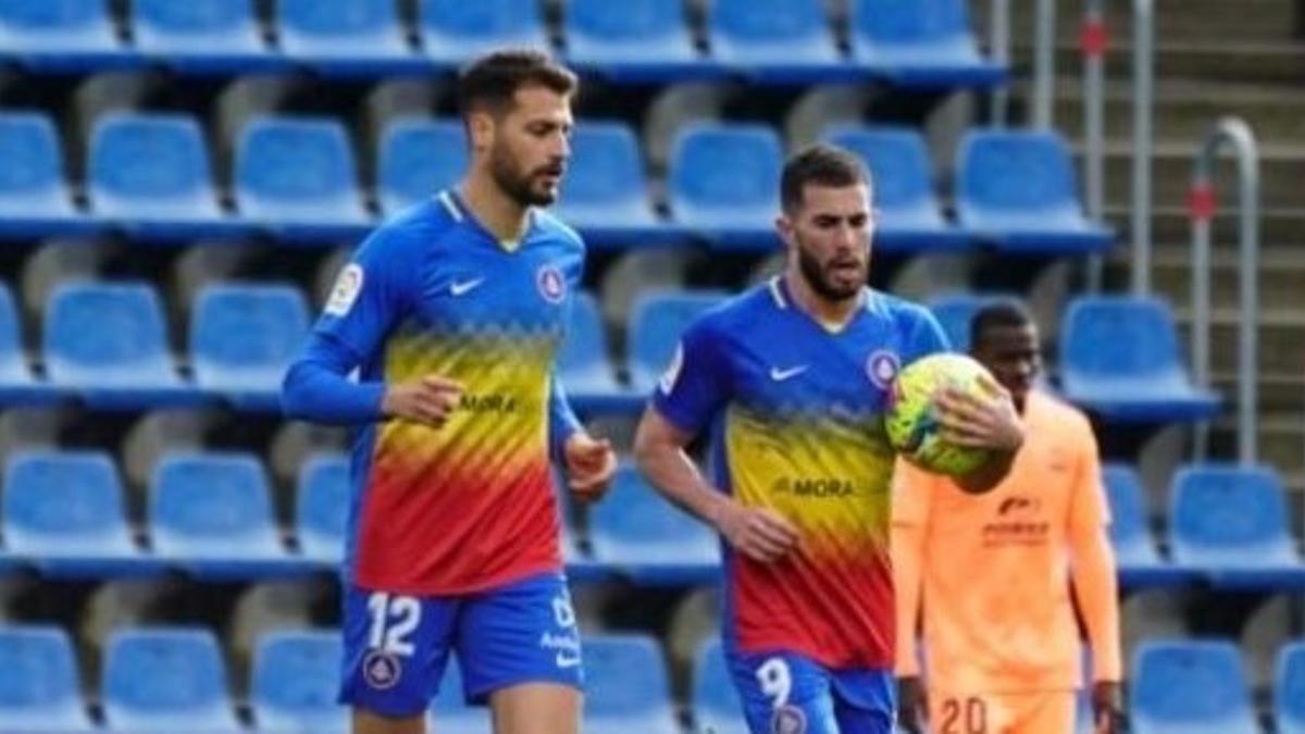 Bakis, junto a Jacobo, tras marcar un gol con el Andorra.