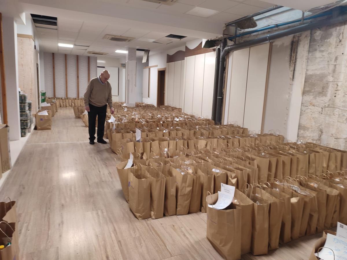 Uno de los voluntarios del Yacente junto a las bolsas ya preparadas.