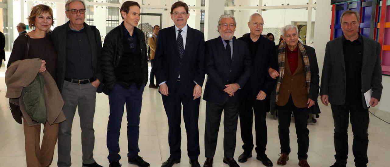 Ana Alfaro, Artur Heras, Andrés Alfaro, Ximo Puig, Rafael Alcón, Tomàs Llorens, Monjalés y Boyé Llorens, ayer en la Fundación Bancaja.