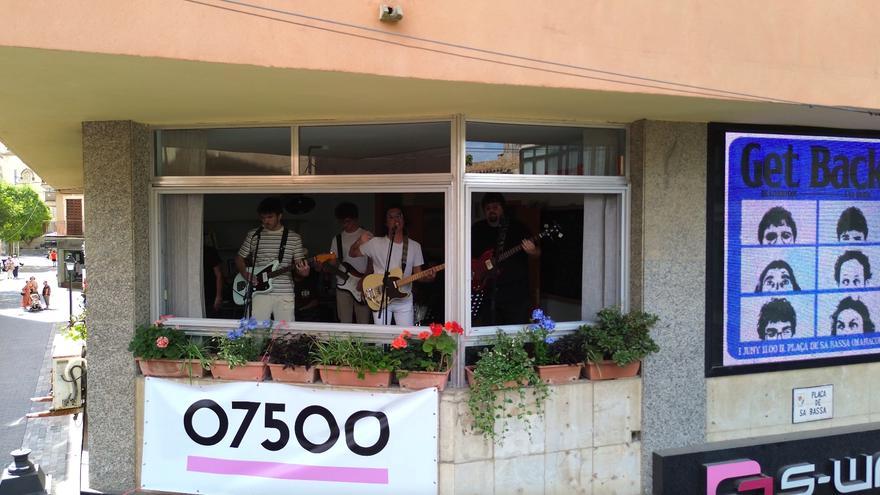 Recrean por sorpresa el último concierto de los Beatles en una oficina de Manacor