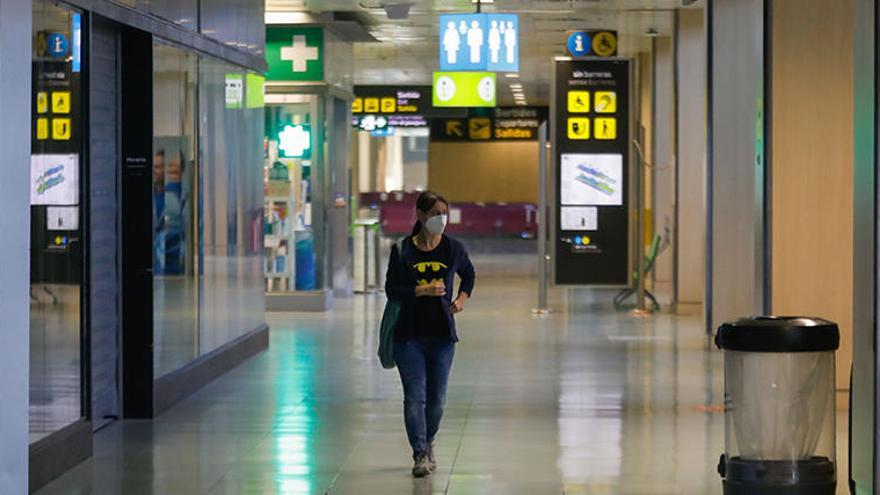 Una pasajera en el aeropuerto de Ibiza.