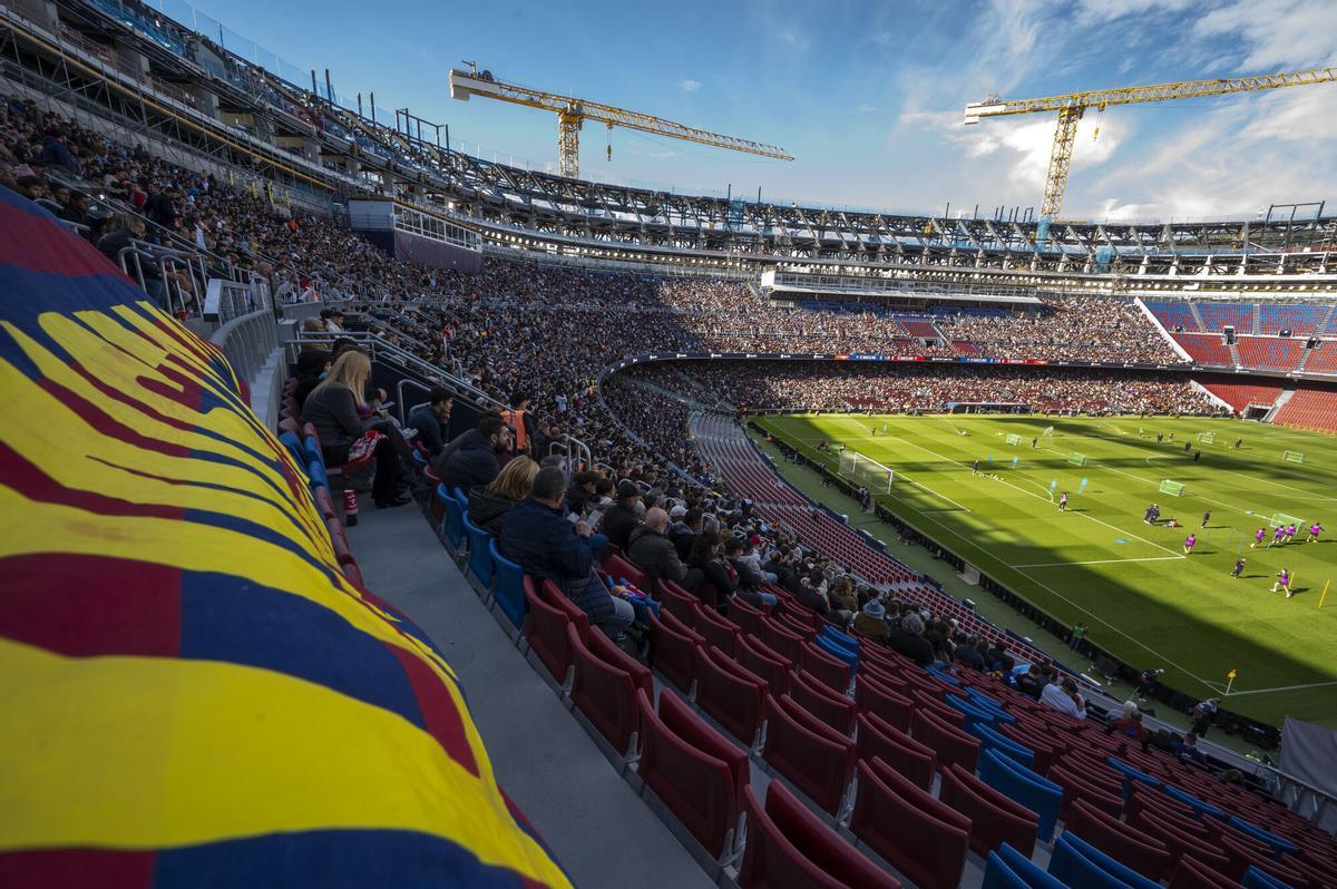 Barcelona. 07.11.2025.  Deportes.  Público en la tribuna y el gol sur del Spotify Camp Nou durante el primer test con casi 22.000 aficionados en la grada del estadio azulgrana para presenciar el entrenamiento del primer equipo del Barça . Fotografía de Jordi Cotrina