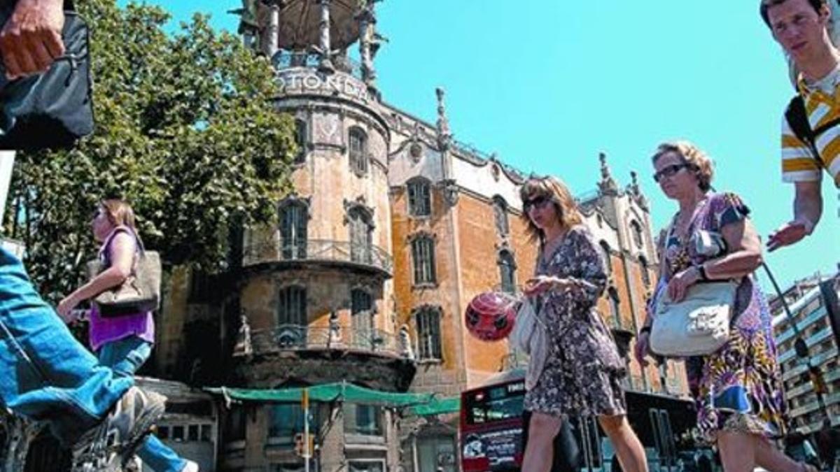 Turistas y vecinos pasean frente a la fachada del edificio de la Rotonda, el pasado 25 de mayo.