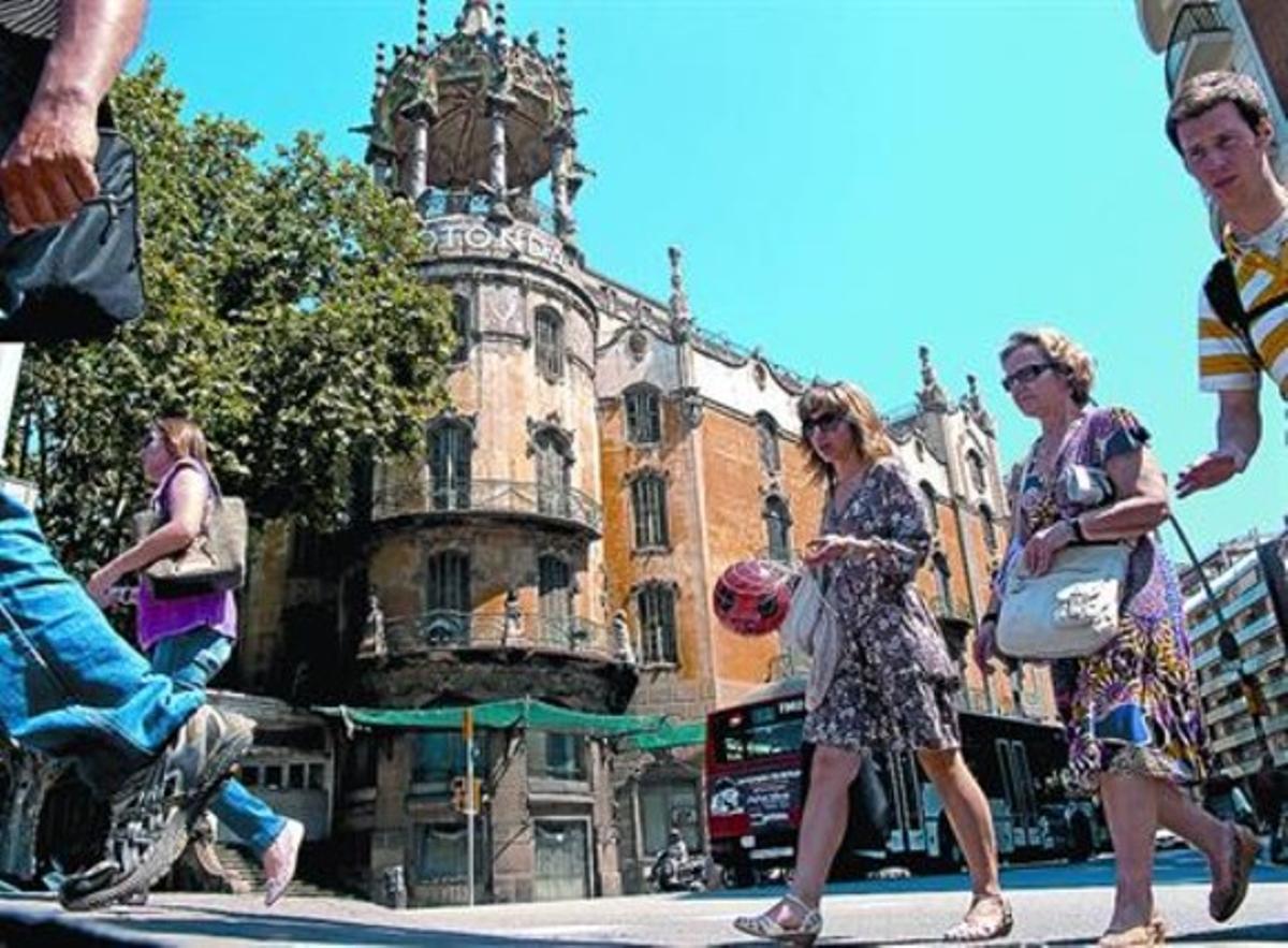 Turistes i veïns es passegen per davant de la façana de l’edifici de la Rotonda, el 25 de maig passat.