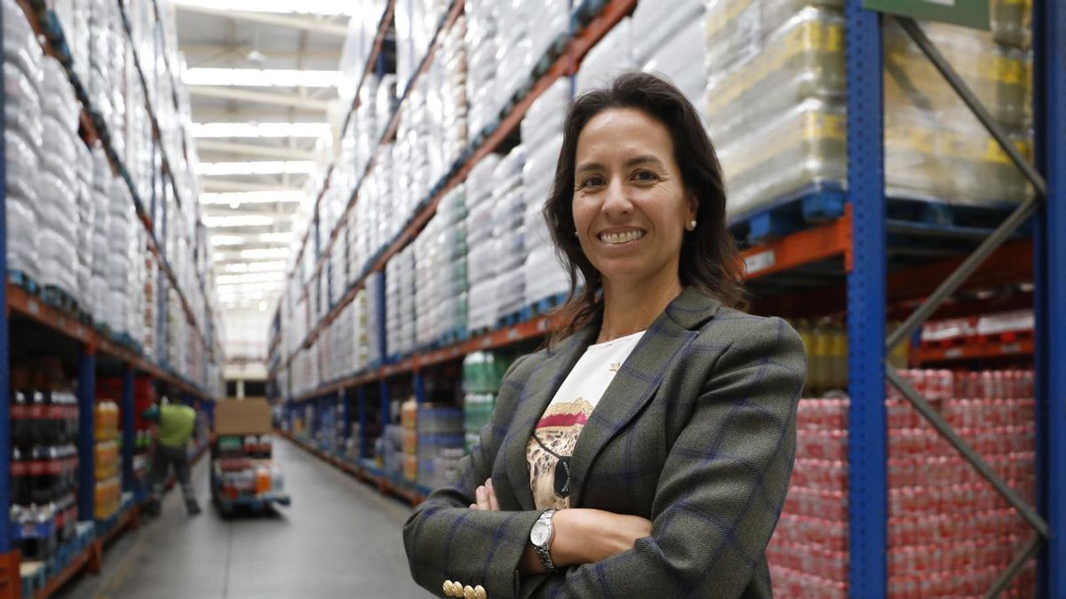 Eva Rodríguez, en la plataforma logística de la empresa. |