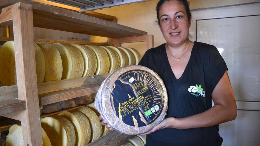 Rocío Bueno, con una pieza de El Gigante, uno de los quesos que produce en Asiegu. | A. Paredes
