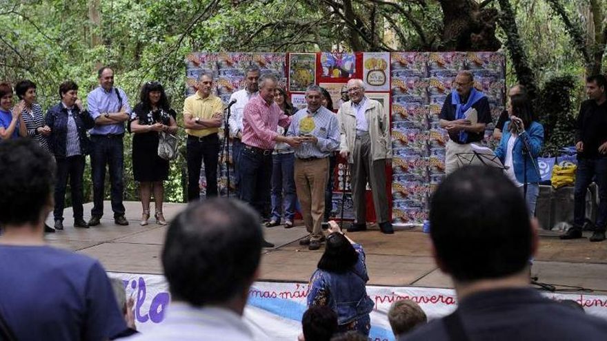 Arriba, autoridades asistentes, ayer, a la Romería dos Pereiriños. Izquierda, actuación de Abrente.