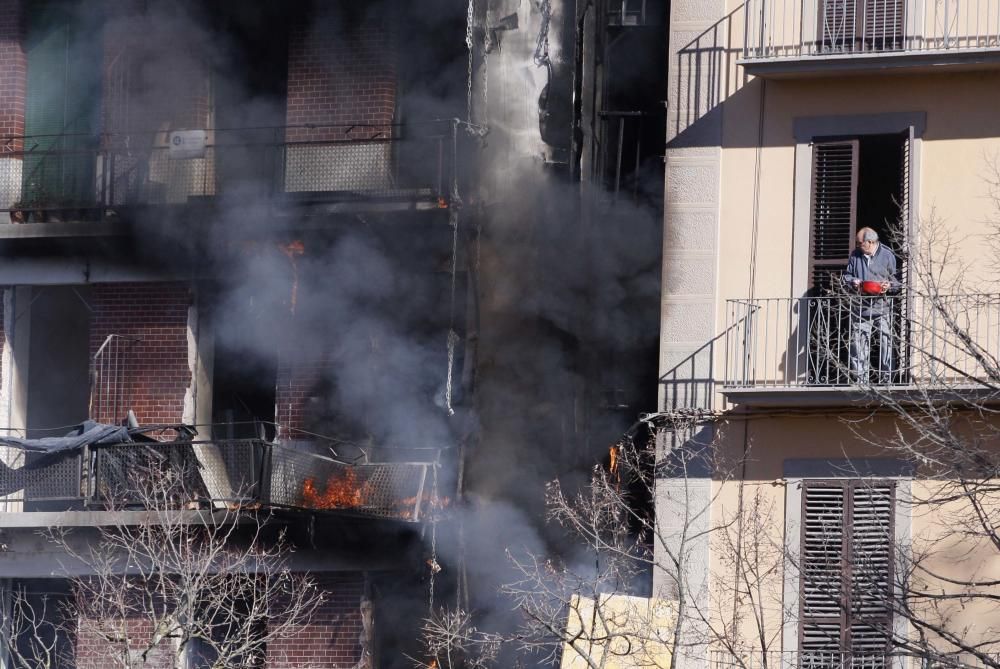 Incendi en un edifici del carrer del Carme de Girona.