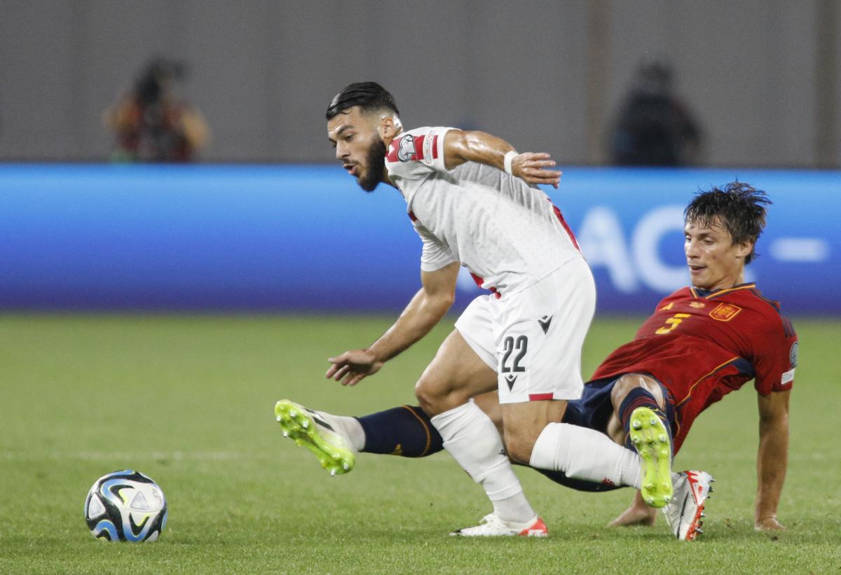 Tbilisi (Georgia), 08/09/2023.- Georges Mikautadze (L) of Georgia in action against Robin Le Normand (R) of Spain during the UEFA Euro 2024 qualifying Group A soccer match between Georgia and Spain, in Tbilisi, Georgia, 08 September 2023. (España) EFE/EPA/DAVID MDZINARISHVILI