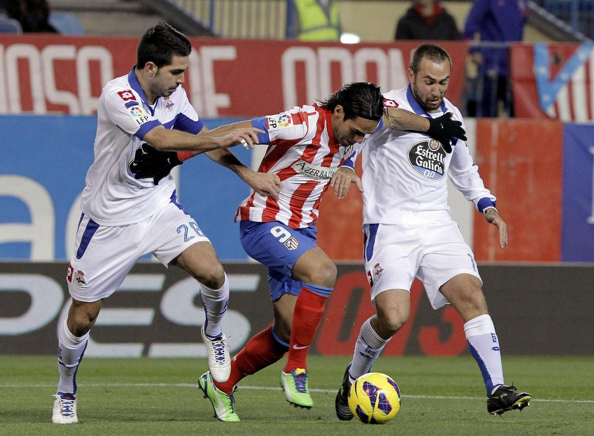 Insua, en su segundo partido con el primer equipo, intentando parar a Falcao