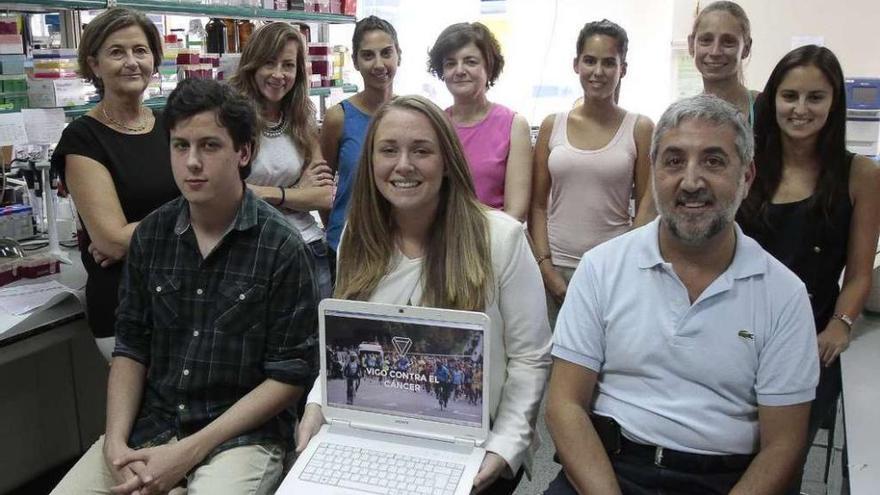 En primer término y de izq. a dcha., Alberto De Miguel y Rosa Soliño, fundadores de Vigo contra el Cáncer, y Javier Rodríguez Berrocal. Detrás, el resto de miembros del grupo de investigación.