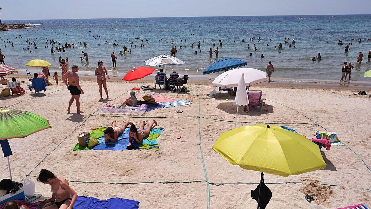 Imagen de la playa del Cura el pasado verano, bajo normativa covid. | ÁXEL ÁLVAREZ