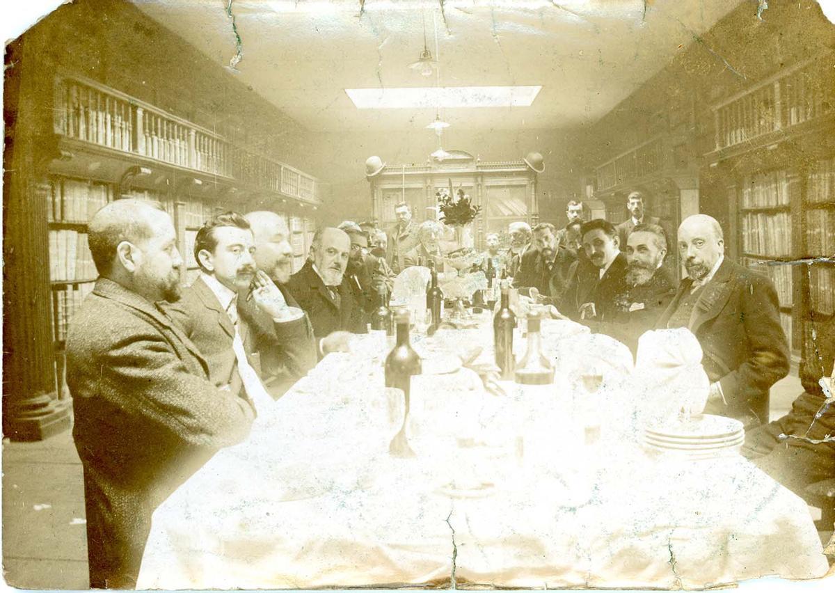 Comida de profesores de la Universidad de Oviedo (Fermín Canella, Melquíades Álvarez, Aniceto Sela y otros) en la biblioteca universitaria, 16/2/1919. | Donación anónima