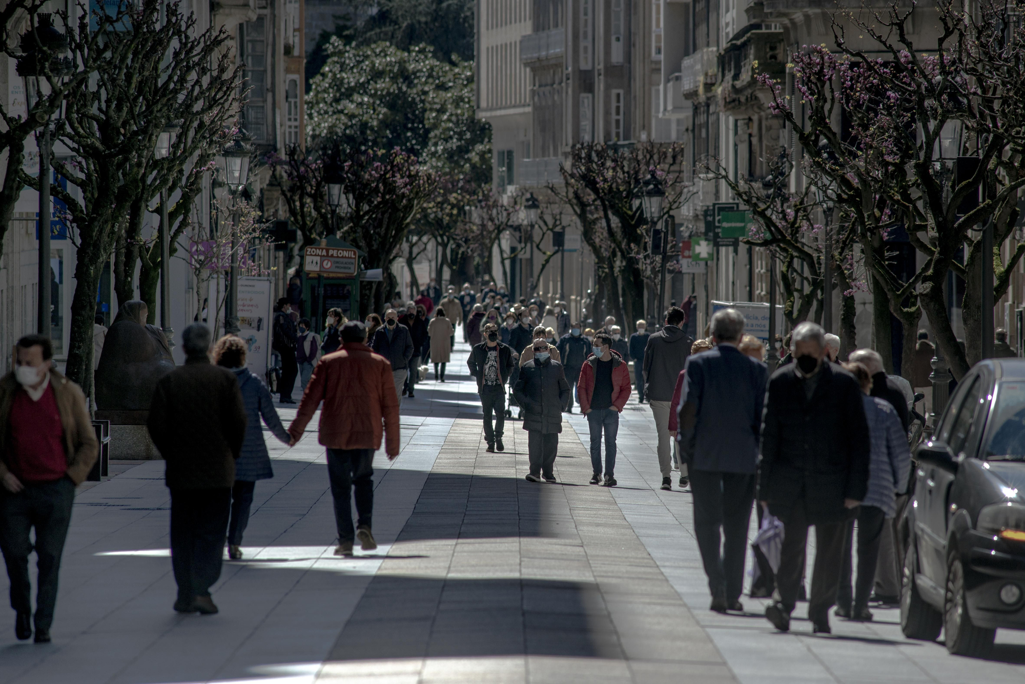 Sin toque de queda ni cierre perimetral, la afluencia en la calle aumenta. El Paseo, un año después. // BRAIS LORENZO