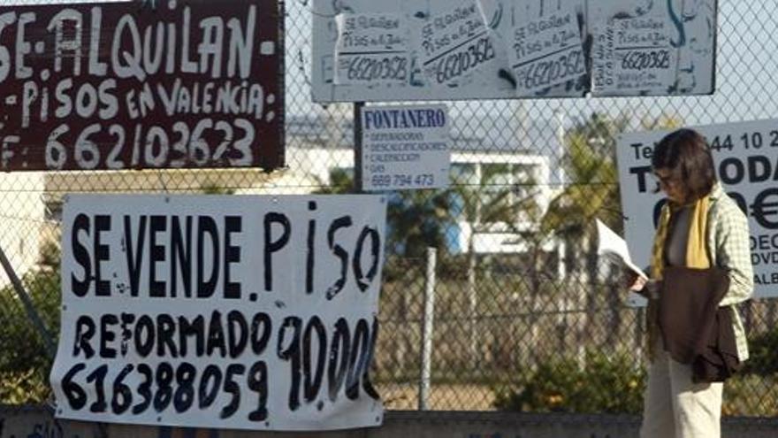 Carteles de venta de pisos en Valencia.