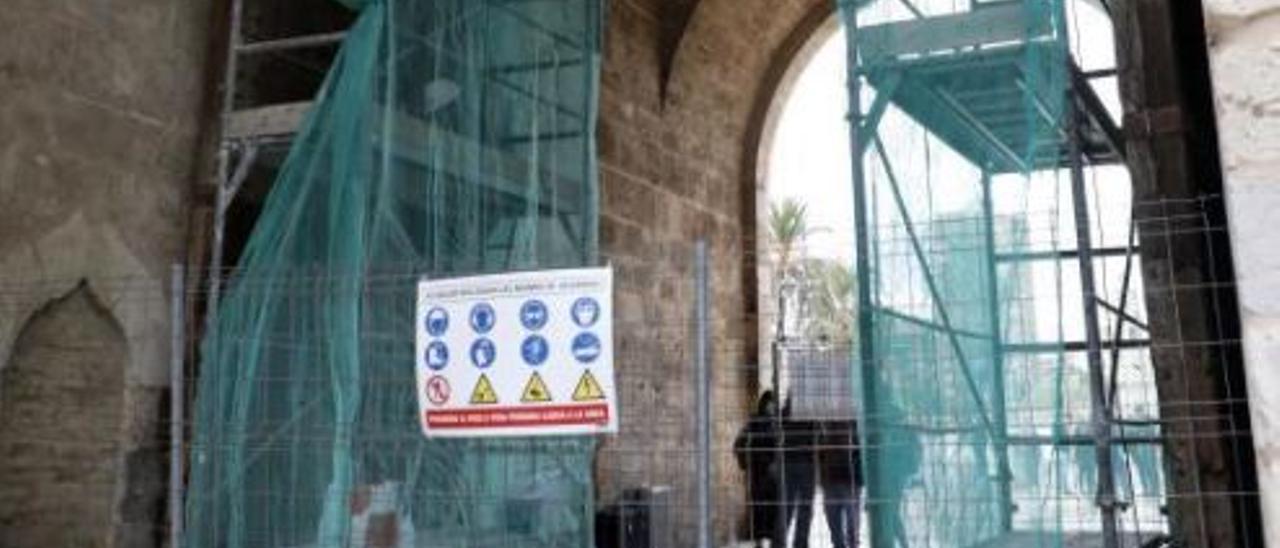 Restauran la puerta de la Torre de Serranos |  M.A.MONTESINOS
