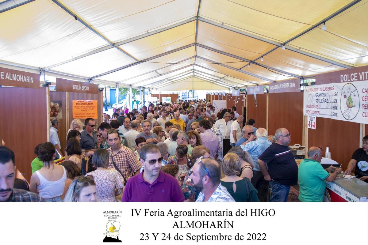 Carpa con los estands de la Feria del Higo de Almoharín.