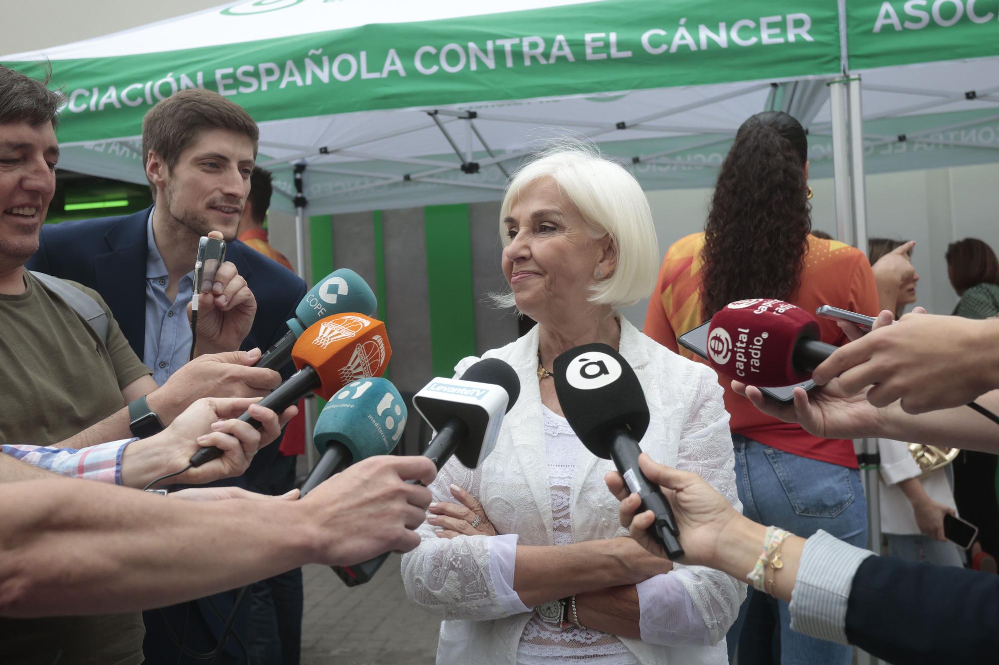 Mesa de cuestación contra el cáncer con Valencia Basket, Juan Roig y Hortensia Herrero