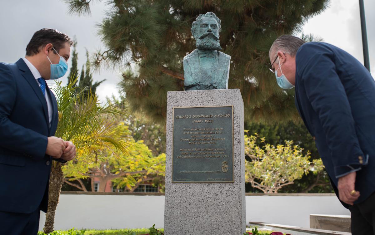 Colocación de un busto en Arona en homenaje a Antonio Domínguez Colocación de un busto en Arona en homenaje a Antonio Domínguez