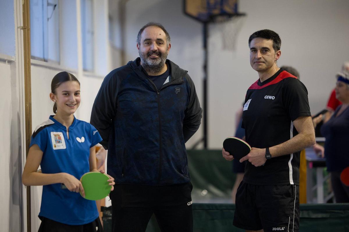 Julia Fernández, con Salvador Alonso (centro) y su padre, Ernesto Fernández.