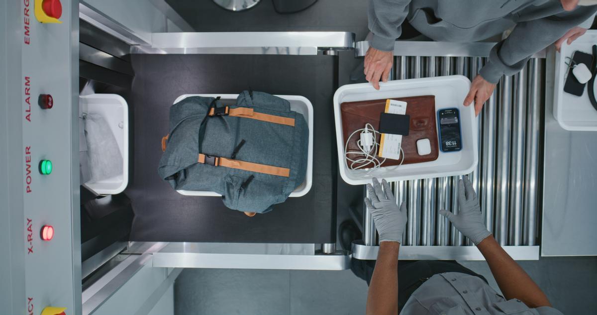 Escena de control de aeropuerto.