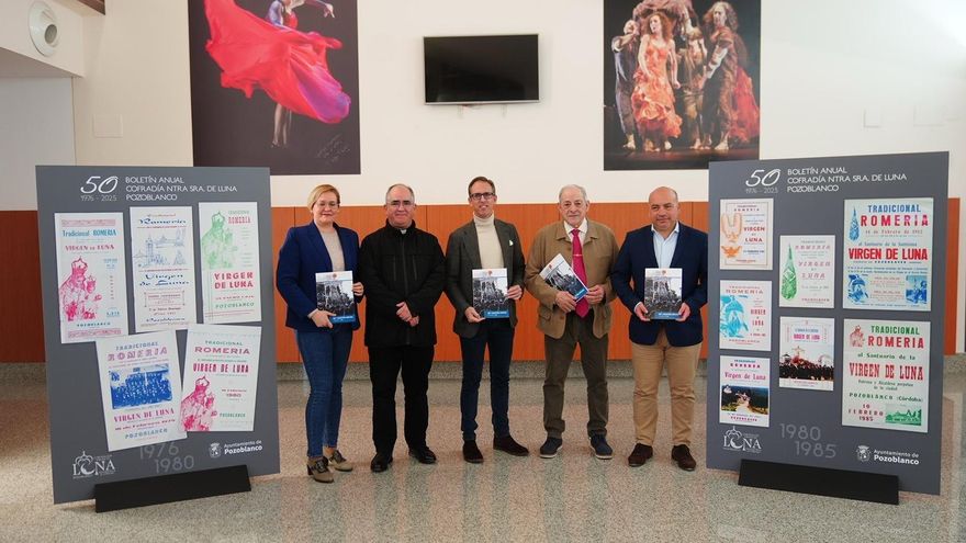 La cofradía de la Virgen de Luna de Pozoblanco repasa en una exposición los 50 años de su boletín