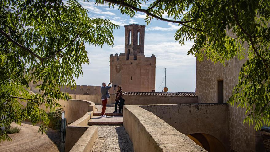 El PSOE de Badajoz pide &quot;adecentar&quot; el firme del acceso a la torre de Espantaperros