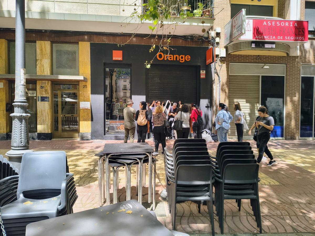 Un comercio de Xàtiva con la persiana atrancada, este lunes.