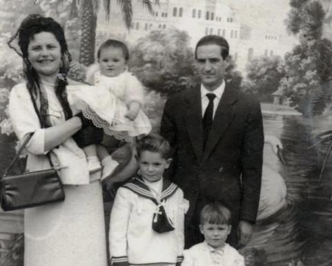 Josefa Gómez, con su familia.