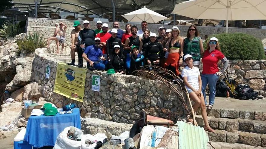 Voluntarios participan en la jornada de limpieza del fondo marino de Bendinat