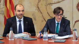 El conseller de Presidència Albert Dalmau y el president Salvador Illa en la reunión del Consell Executiu.