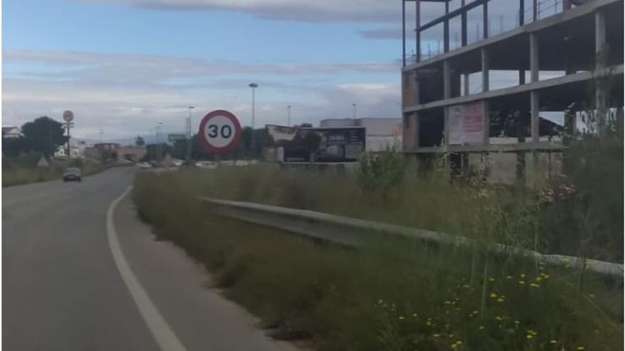 Carretera Pla del Pou con la placa de 30km/h