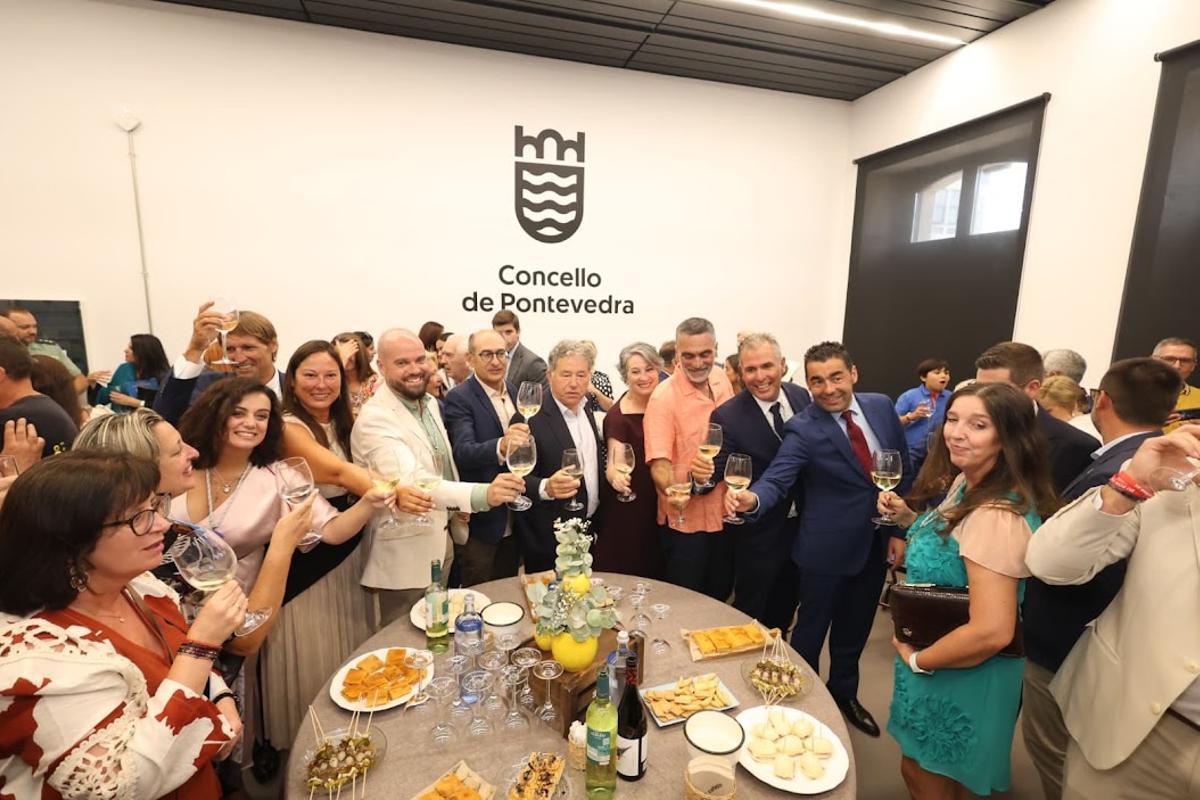 Las autoridades brindan en la Casa Consistorial con el pregonero por el arranque de la «semana grande».
