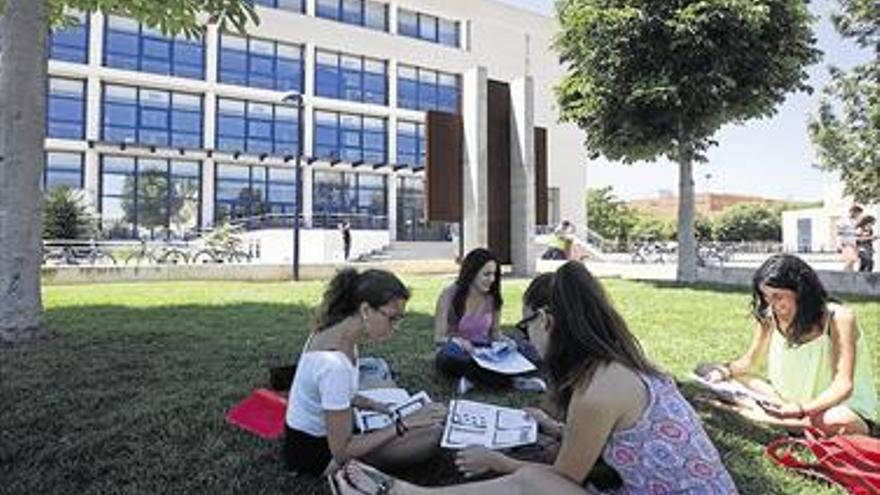 Educación destina 21,4 millones para becas universitarias el próximo curso