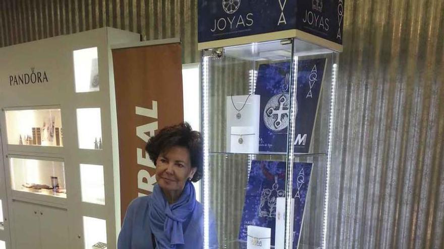 Pilar Monreal posa con la colección de joyas de la exposición. Foto