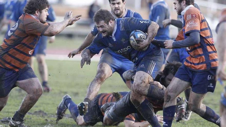 Marcos Muñiz, a la carga durante el partido contra el Bera Bera. // R. Grobas