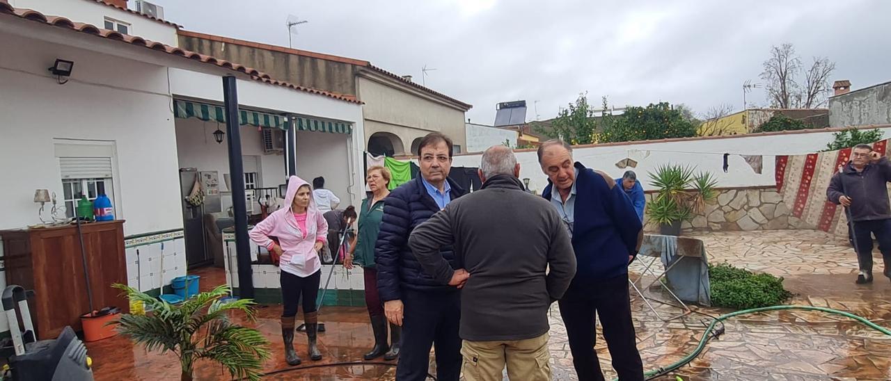 El presidente de la Junta, Guillermo Fernández Vara, en una vivienda afectada en La Roca de la Sierra.